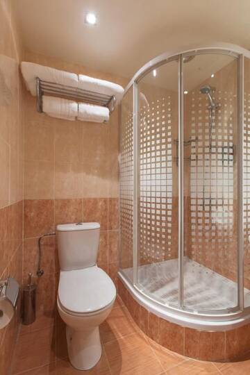 Фото номера Номер с кроватью размера «queen-size» Курортные отели Best Western Bohemian Resort Hotel г. Севан 7