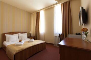 Фото номера Номер с кроватью размера «queen-size» Курортные отели Best Western Bohemian Resort Hotel г. Севан 11
