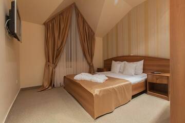 Фото номера Люкс с 2 спальнями с кроватью размера «queen-size» Курортные отели Best Western Bohemian Resort Hotel г. Севан 6