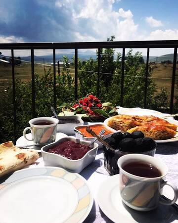 Фото номера Двухместный номер с 1 кроватью и балконом Гостевой дом Sevan Gallery Guesthouse г. Севан 2
