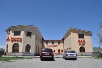 Фото номера Двухместный номер Делюкс с 1 кроватью и душем Отель Armenia VanSevan Hotel г. Севан 2